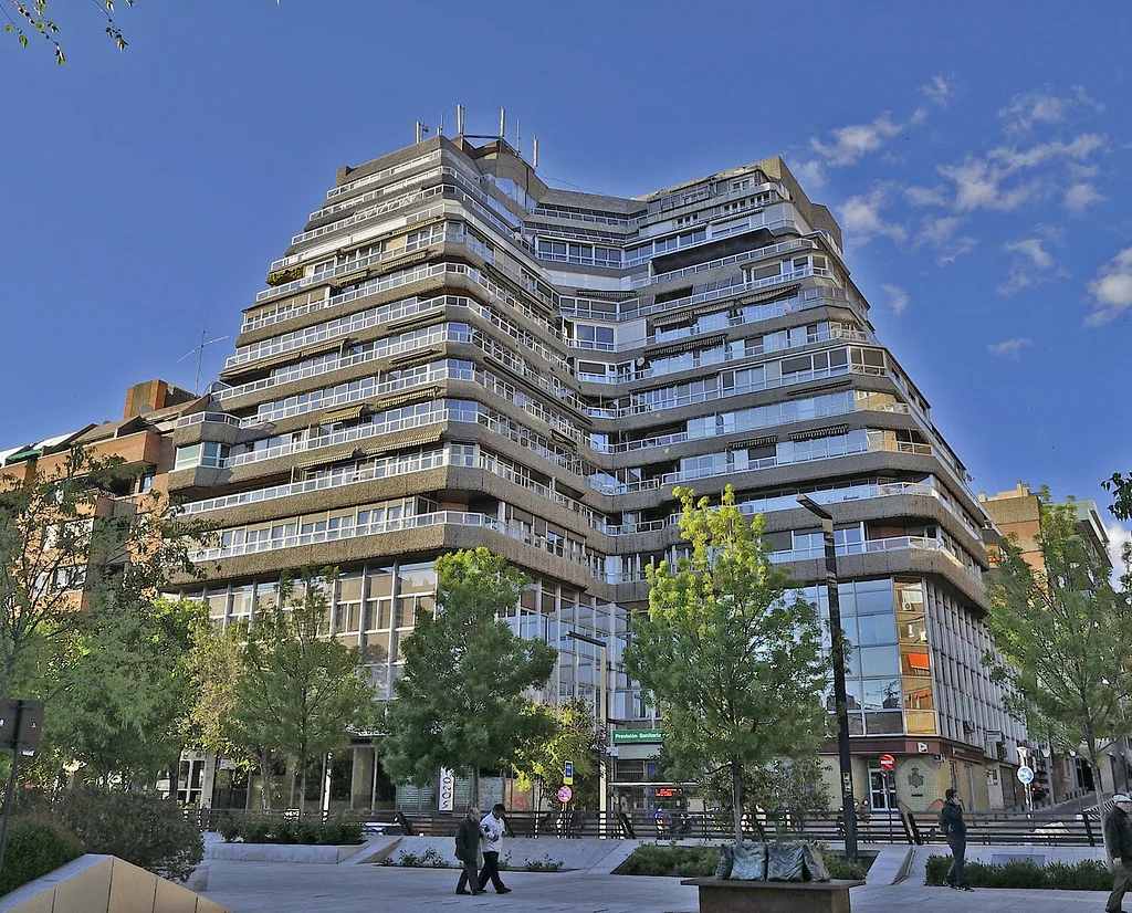 Fachada Comunidad Edificio Pirámide